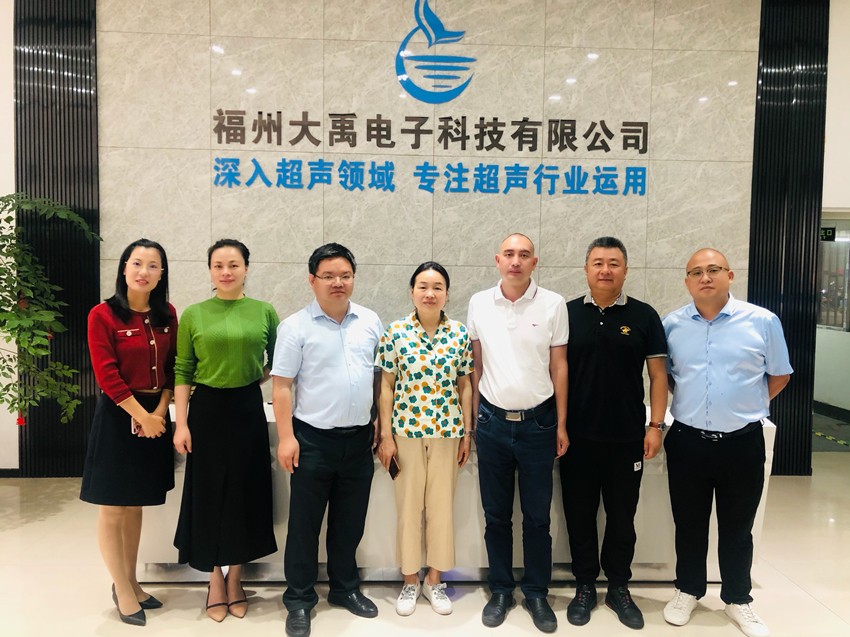 長(zhǎng)汀縣委統(tǒng)戰(zhàn)部部長(zhǎng)吳蓉和長(zhǎng)汀商會(huì)蒞臨大禹電子參觀交流.jpg